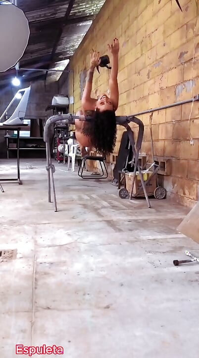 Realizarea unei ședințe foto într-un atelier mecanic