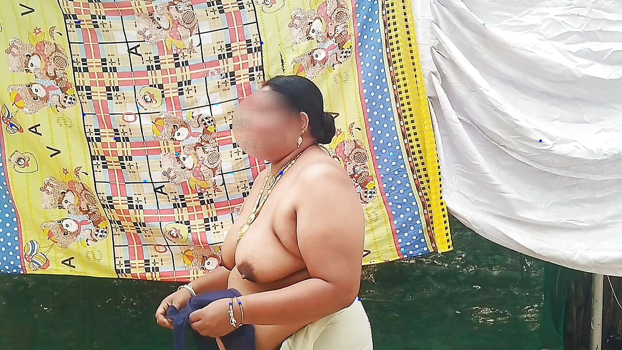 Hagyományos kerala stílusú öltözött Bhabi megmutatja hatalmas szexi melleit, félmeztelenül sétál