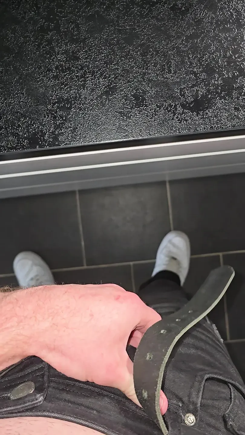 Une dominatrice gay masquée se branle dans la cuisine pour taquiner PhantomGentx