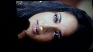 L&#39;espressione sexy di Anushka Shetty mi ha fatto venire sul suo viso