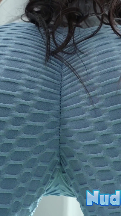 फिट लैटिना कमसिन Penelope Woods नग्न योग और हस्तमैथुन