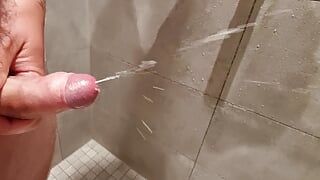 ogromny wytrysk w publicznym prysznicu unisex