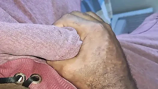 Sadakatsiz evli kadın aldatılan kocasının önünde prezervatifsiz seks yapıyor ve amına korunmasız boşalma
