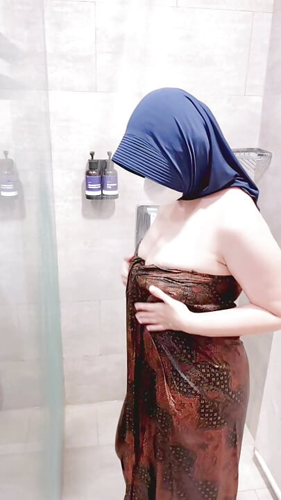 دختر اندونزیایی که با لباس سنتی دوش می گیرد