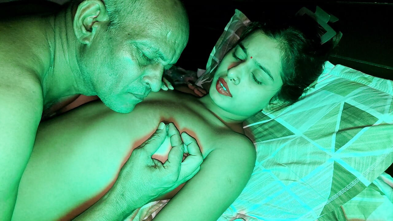 Une desi indienne sexy se fait baiser par un vieux la nuit de dremy