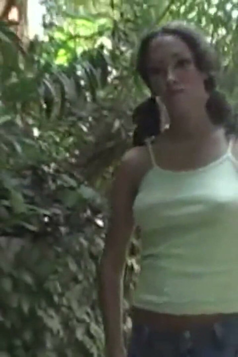 Adolescente mestiça de tetas perfeitas a gritar alto enquanto é fodida com força