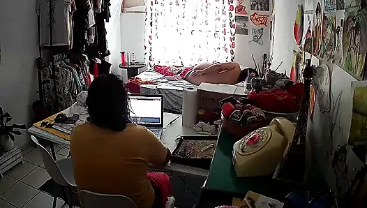 Отчим на падчерице, пока уделывает по дому