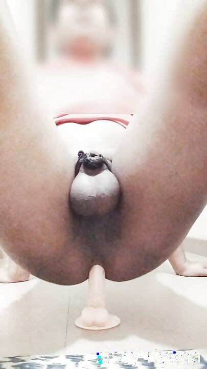 Transica s malim kurcem Riana Bich dobiva jebanje u guzu dildom