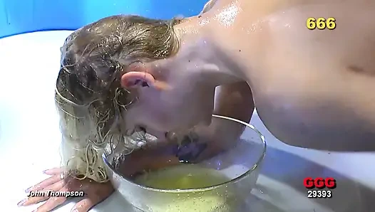 Ggg john thompson - si cewek nakal rambut pirang lagi asik nyepong kontol di pesta seks