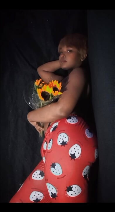 Priviri arzătoare, buze provocatoare și o dorință lentă care îți pătrunde în minte fără permisiune