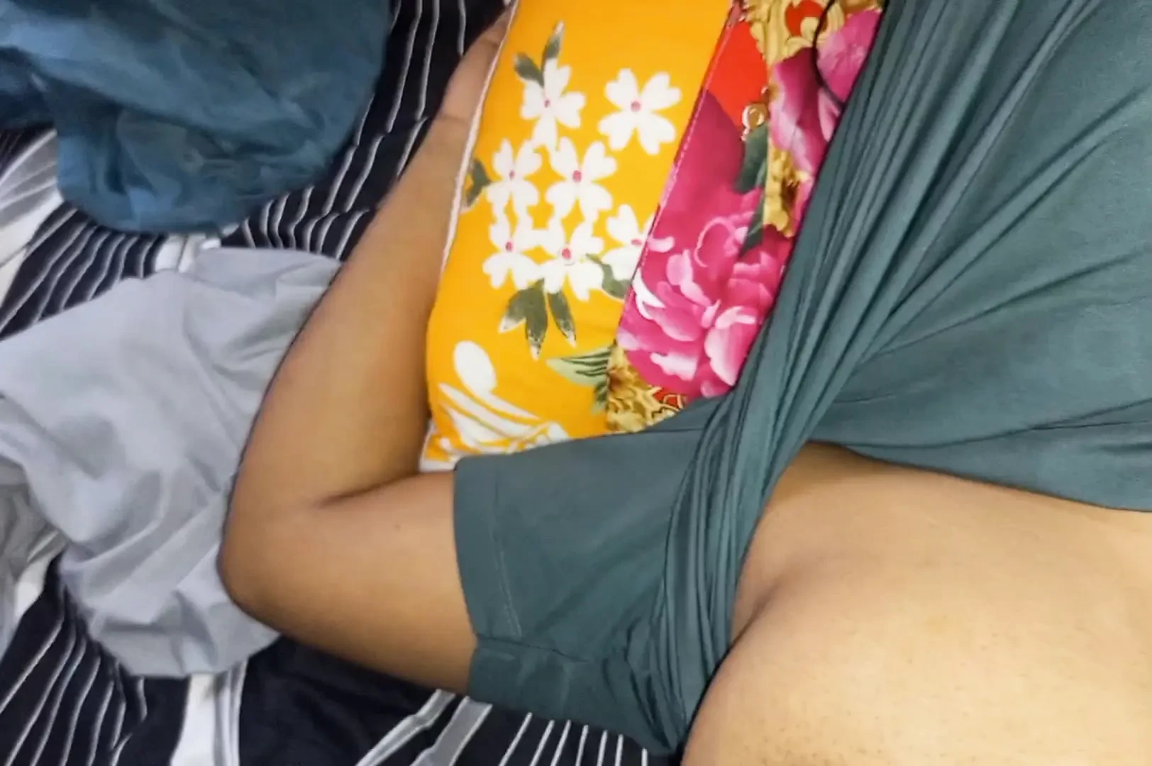 我的继母撸管我，我们有一个重口味操逼。继母喜欢我的大鸡巴插入她的阴户
