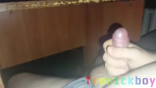 Şişman adam damarlı yarağını sıvazlıyor ve boşalıyor