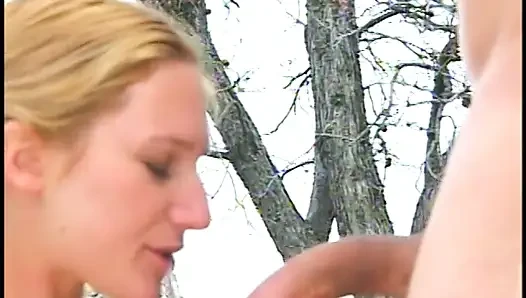 Kurzhaariger kerl dringt in saftigen blonden pfirsich auf dem gärtner ein