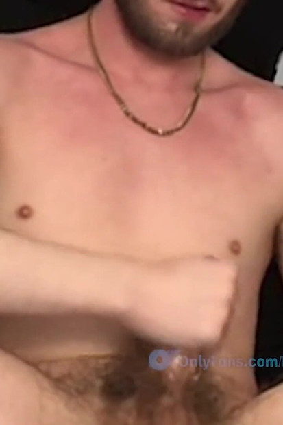 丰满的天然毛茸茸的兄弟 goons 和边缘在他的静脉大白鸡巴上, 直到他即将射精