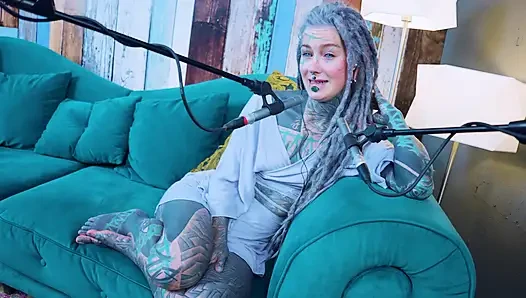 Aku berbicara tentang N - Needed - ASMR podcast SFW berbicara gadis kurus gothic bertato rambut gimbal