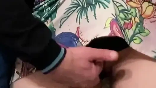 Tamamen yabancı metroda tıraşlı amcığını ovuyor