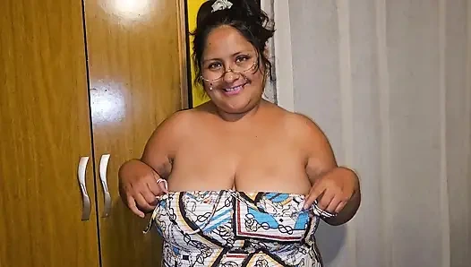 Glücklich, nachdem sie das sperma ihrer nachbarin geschluckt hat