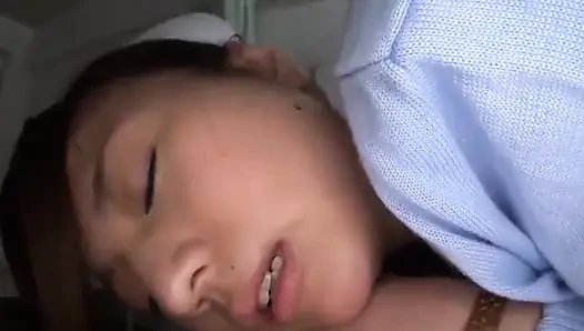 Suster nakal dengan mata lembut ini lagi asik muasin memeknya pakai senyum sampai dia mengerang keenakan