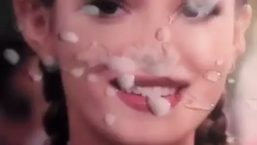 Cum üzerinde bella thornes sevimli yüz