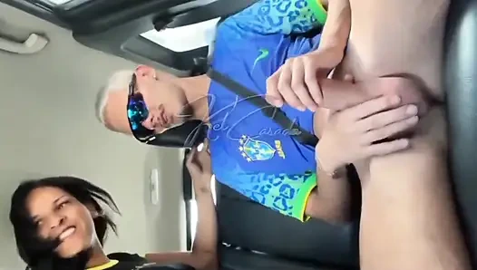 Kocam araba sürerken, genç adama vermek için arka koltuğa gittim