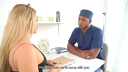 Interracial-sex-blondine Nimmt Den Schwarzen Schwanz Ihres Arztes Tief in Ihre Kehle, Um Ihren Mund Mit Sperma Zu Füllen!