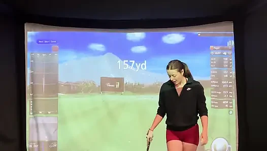Aku lagi asik main golf di simulator! Berusaha untuk tidak muncrat saat aku bertukar pasangan!