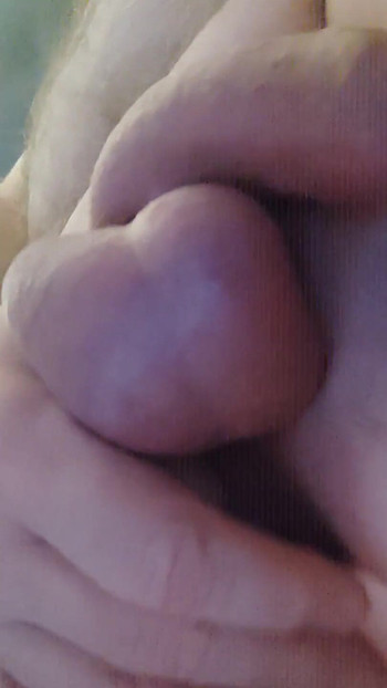 ベッドに横たわってディルドで私の嫌いな人と遊ぶそれは濡れた穴を待っているとてもいいです