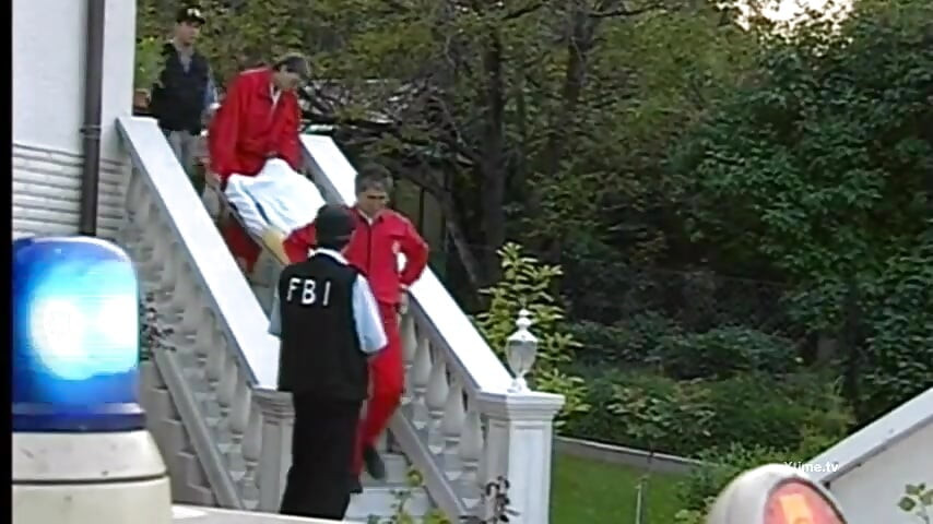 सुनहरे बालों वाली रंडी गांड में लंड के लिए भीख मांग रही है