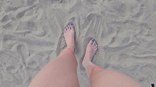 Brincando com meus pés na areia