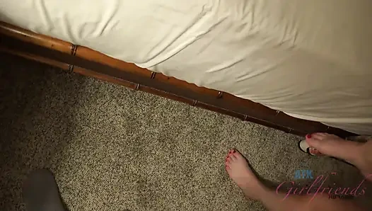 Ayak masajı, domaltmadan önce Nina Nirvana'nın damlayan amını parmaklamana dönüşüyor