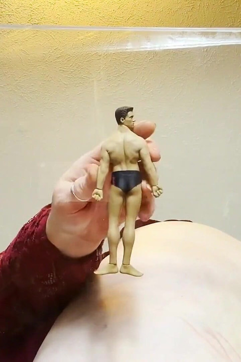Giganta castigando pedo: pequeña aplastada bajo mi gran culo