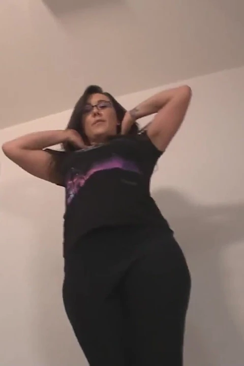 娇小的罗纳德主演Sinn Sage