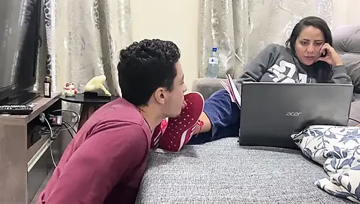 Kiffa nggak ngasih layanan footjob sama budak seksnya sambil jilat sepatu kenyalnya