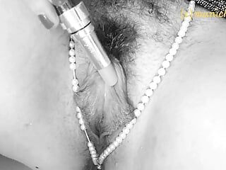 Сексуальная волосатая киска munichgold с длинными половыми губами в любительском видео
