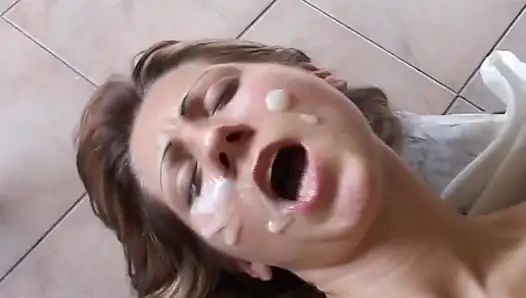 Cewek ini terkejut waktu temannya lagi asik dientot sama kontol besar