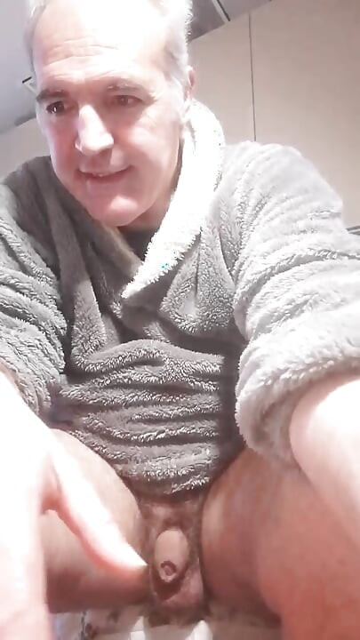 Želim da osetim tvoj jezik kako liže moj kurac kao sladoled od limuna