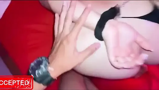 со связанными руками, чтобы она могла трахаться, тихо доминирует