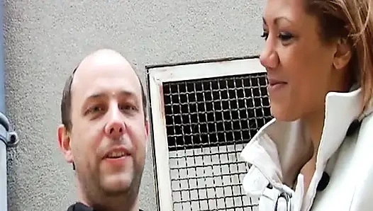 Cewek semok kulit hitam asal perancis ini jamana caranya bikin kontol besar muncrat