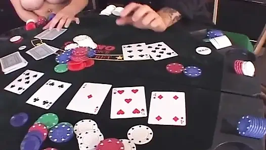 Идеальную брюнетку трахнули перед массивным лицом