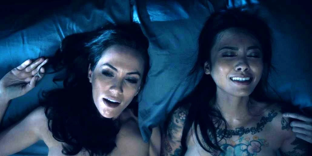 Kate siegel, levy tran a victoria pedretti nahé milostné scény