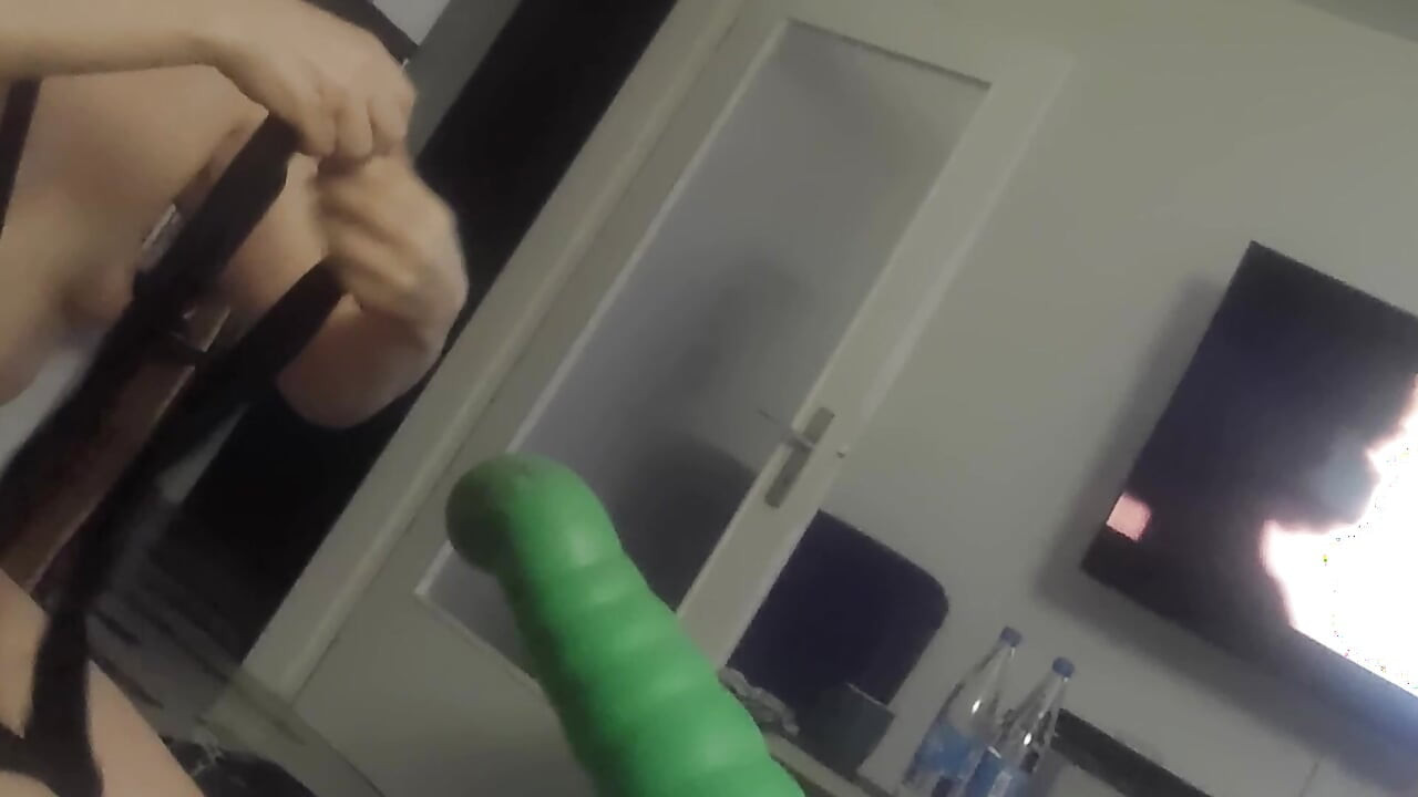 더러운 딜도를 깨끗이 핥아야 해