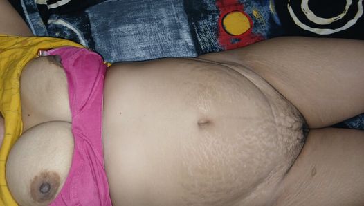 Z bliska kremówka Desi Kirtee Bhabhi otworzyć swoją dziurę cipki obie ręką i bierze spermę do środka