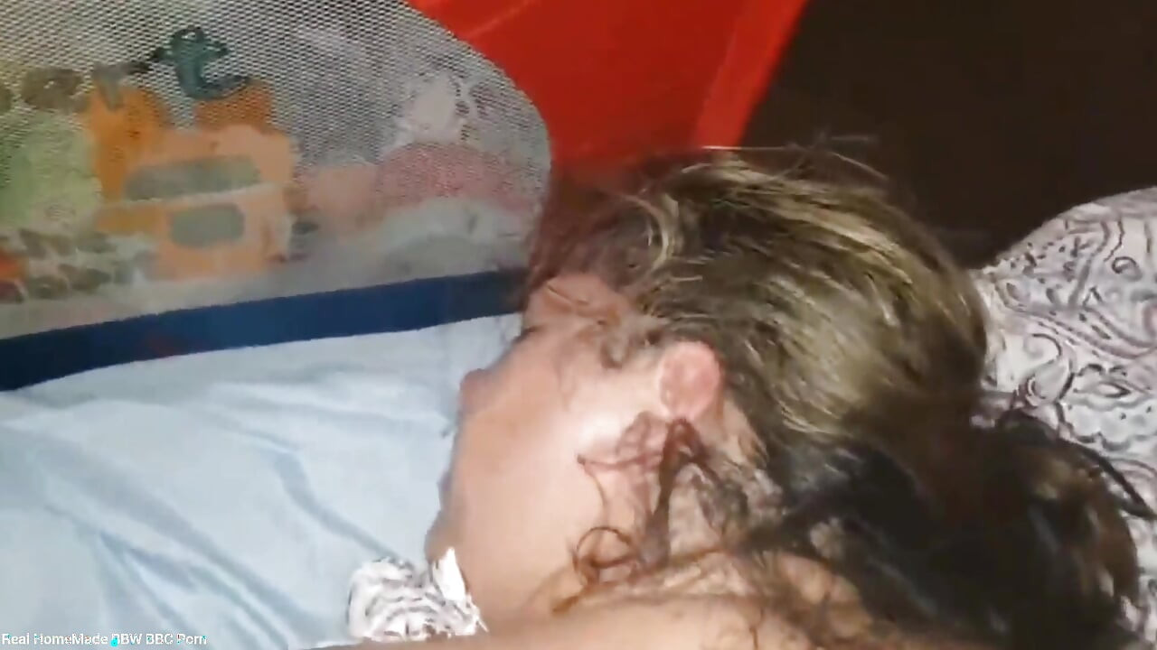 Hintli iri güzel kadın derin amcıktan anal sikiş inleyerek orgazm oluyor