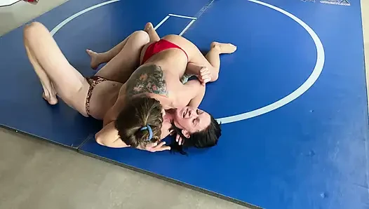 Cheyenne Jewell и Ruby Blue в 100% конкурентоспособном реслинг-матче топлес с подчинением
