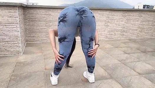 Çalışırken güzel bir yarağı sikiyorum ve taytımı yırtıyorum