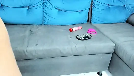 Aku lagi asik masturbasi pakai mainan seks favoritku sampai muncrat