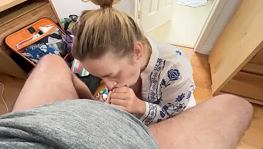 Vorstadt-milf mit großen brüsten lutscht und schluckt das sperma ihres ehemanns.