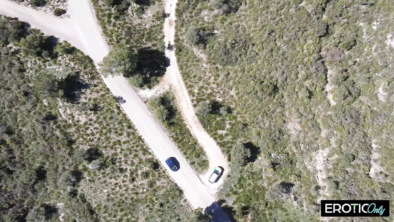 Un papi allemand rencontre une blonde sexy pour une rencontre en plein air inoubliable