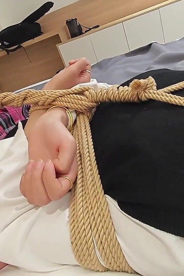 Couples Game, a First-person Perspective Recording the Girlfriend Who Is Bound