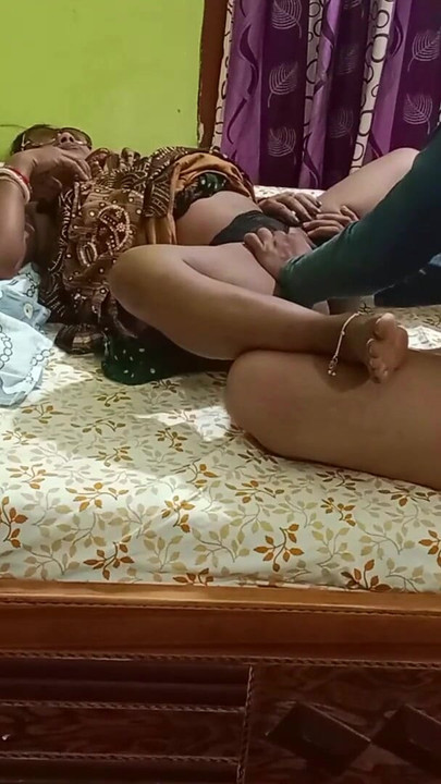 Detik epik dari pepek gerudi tegar Tamil Mallu Savita dalam saree dan coli"